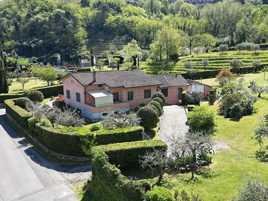 Immagine 3 di Villa in vendita  in Via Comunale Campolungo 51 a Lucca
