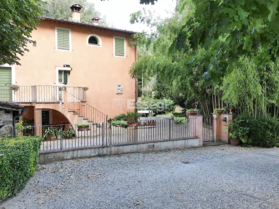 Immagine 11 di Villa in vendita  a Lucca
