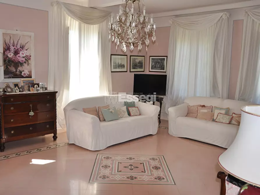 Immagine 16 di Villa in vendita  a Lucca