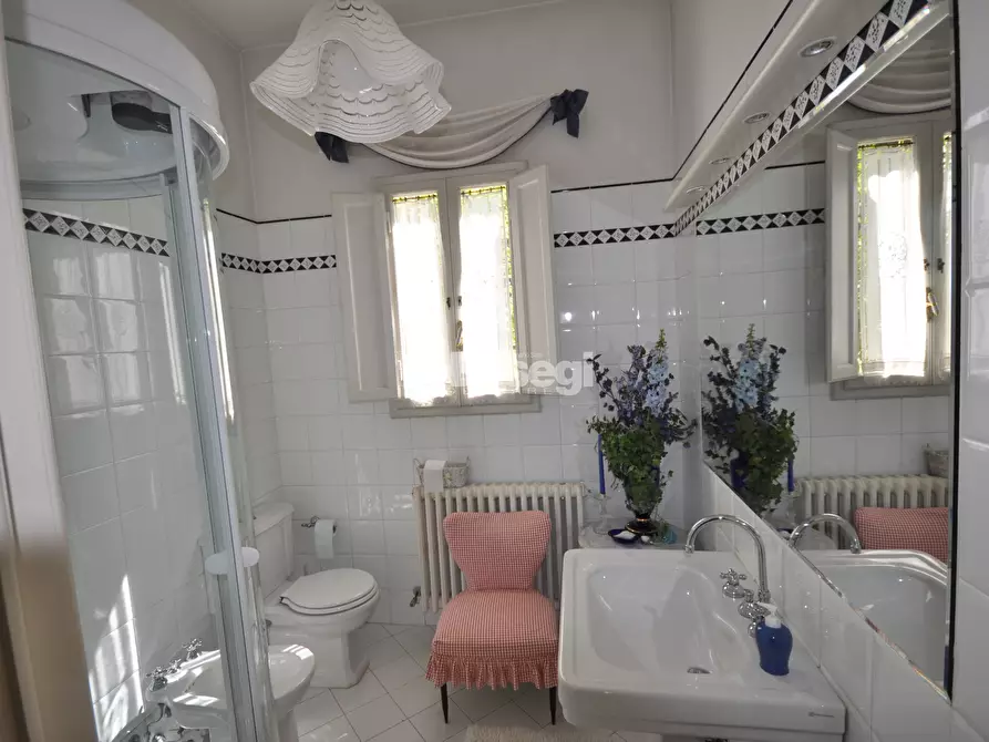 Immagine 18 di Villa in vendita  a Lucca