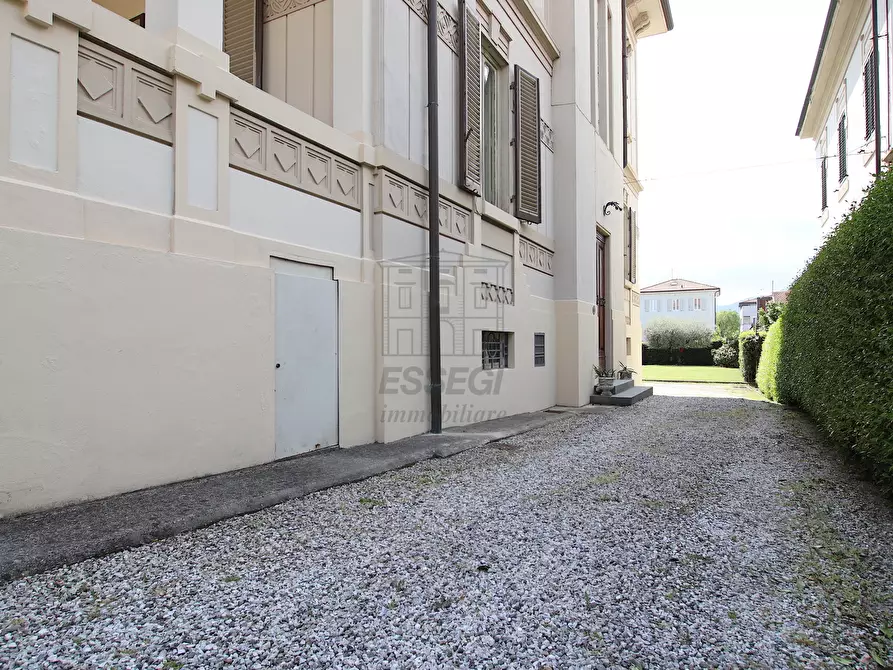Immagine 9 di Villa in vendita  a Lucca