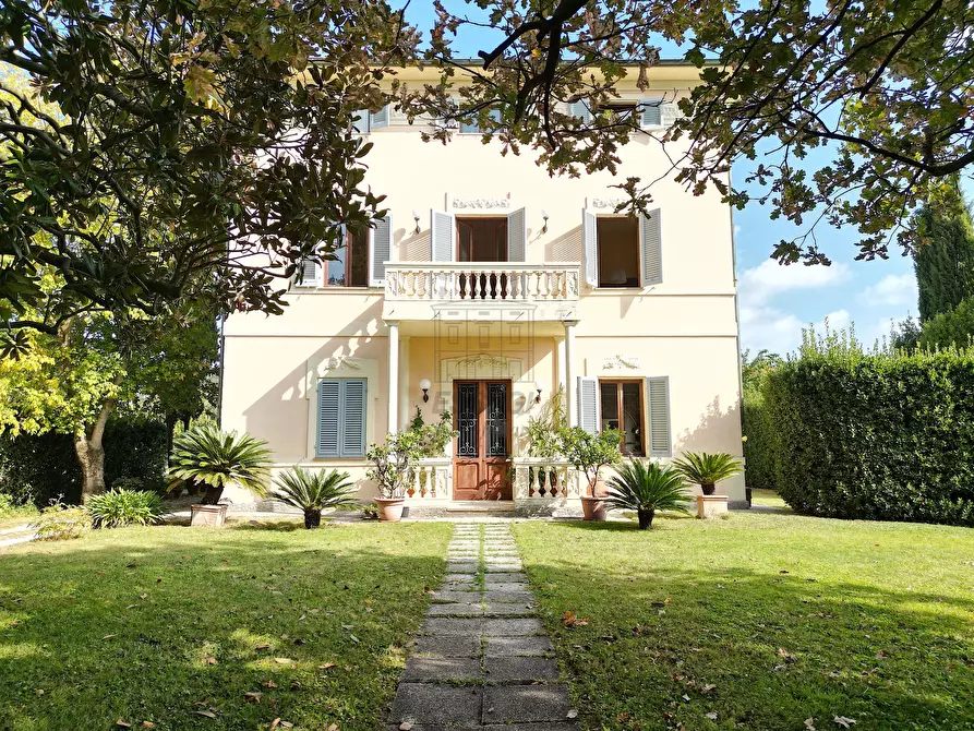 Immagine 1 di Villa in vendita  in Via Per Corte Giusti 1286 a Lucca