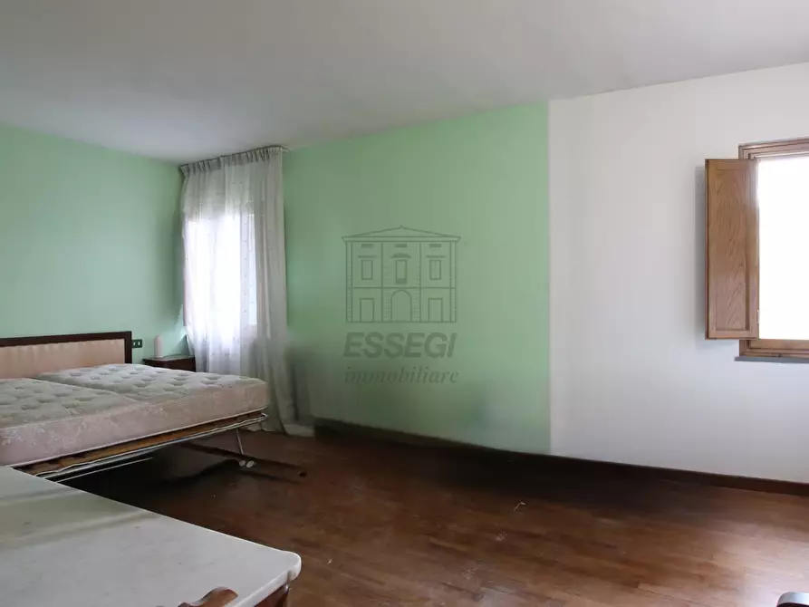 Immagine 11 di Appartamento in vendita  a Lucca