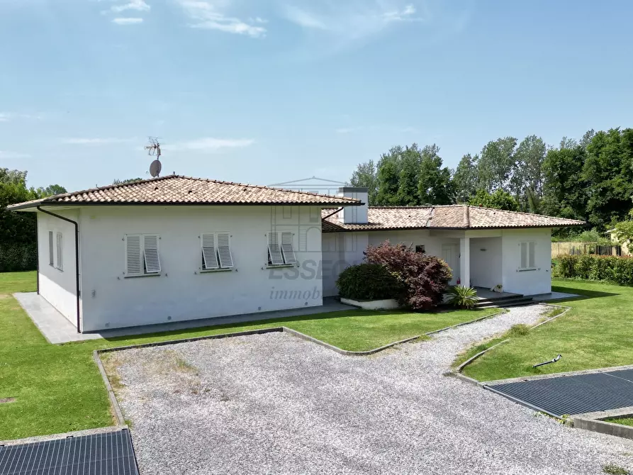 Immagine 2 di Villa in vendita  in Viale Prete a Capannori