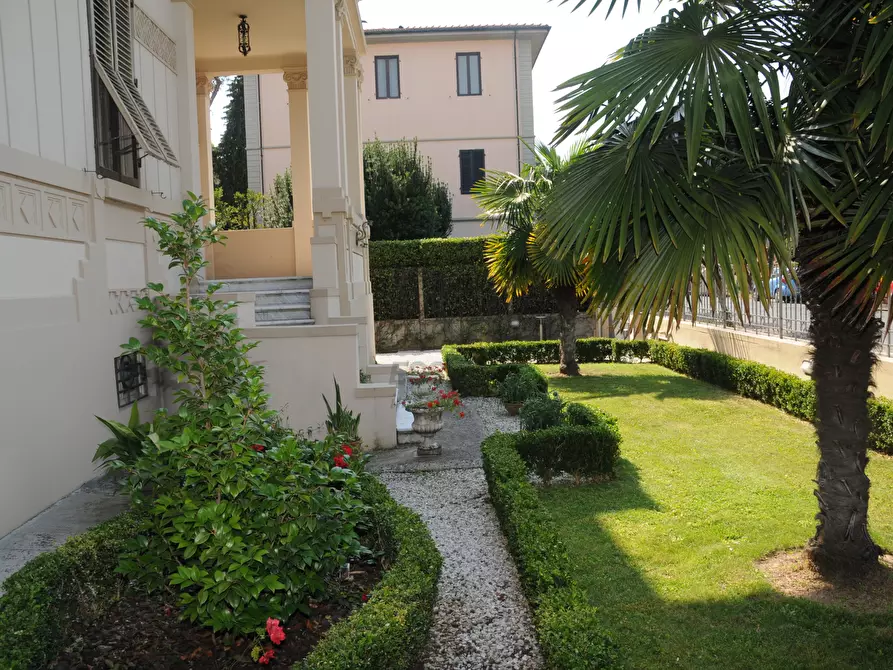 Immagine 4 di Villa in vendita  a Lucca