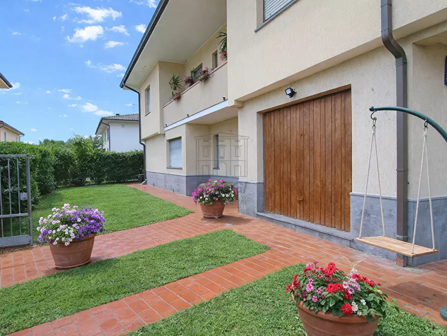 Immagine 1 di Villa in vendita  in Viale G. Puccini 1718 a Lucca