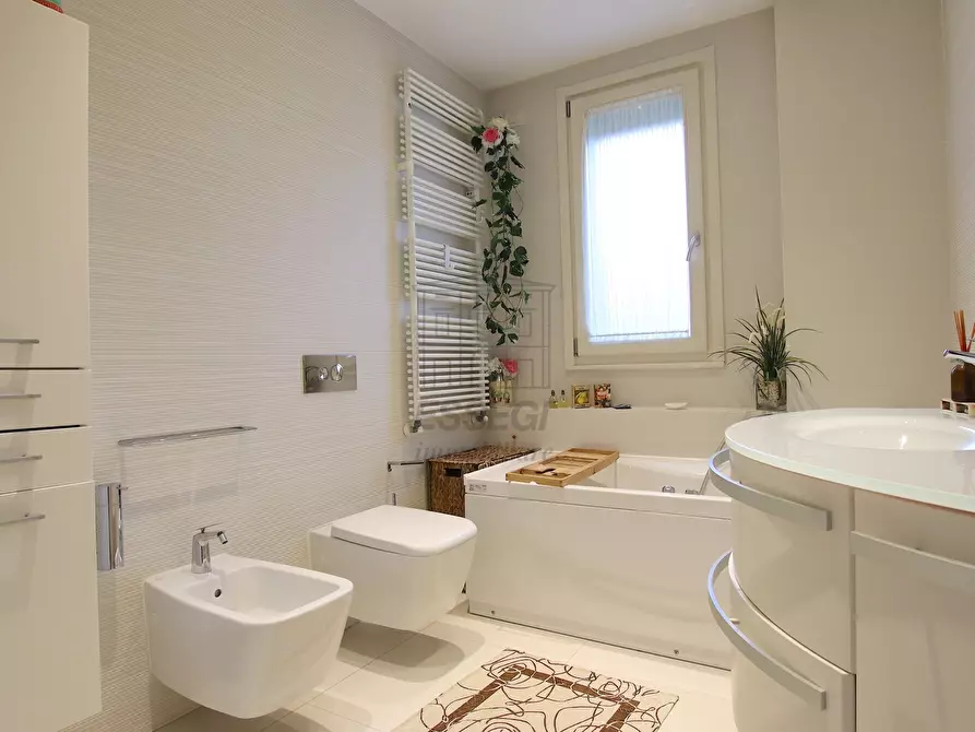 Immagine 17 di Appartamento in vendita  in Viale Luigi Cadorna 182 a Lucca