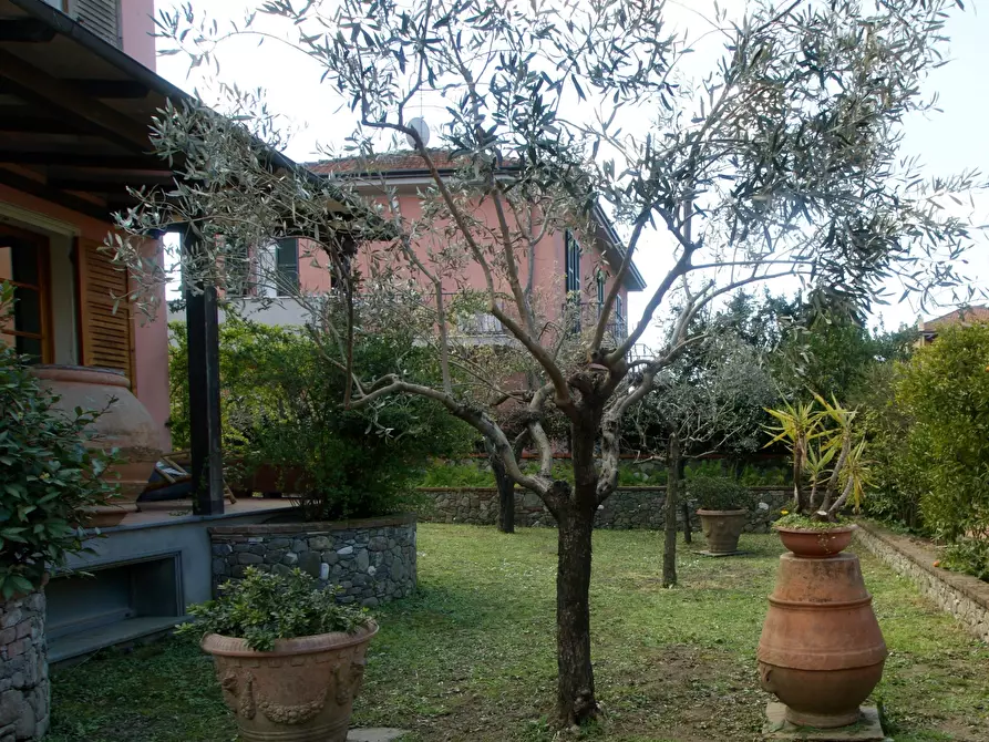 Immagine 5 di Villa in vendita  a Sarzana