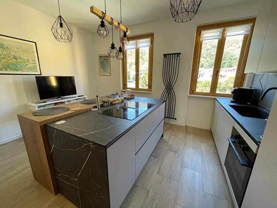 Immagine 10 di Quadrilocale in vendita  a Ameglia