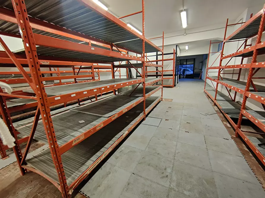 Immagine 4 di Locale commerciale in affitto  in Via Socrate Benacci a Sarzana