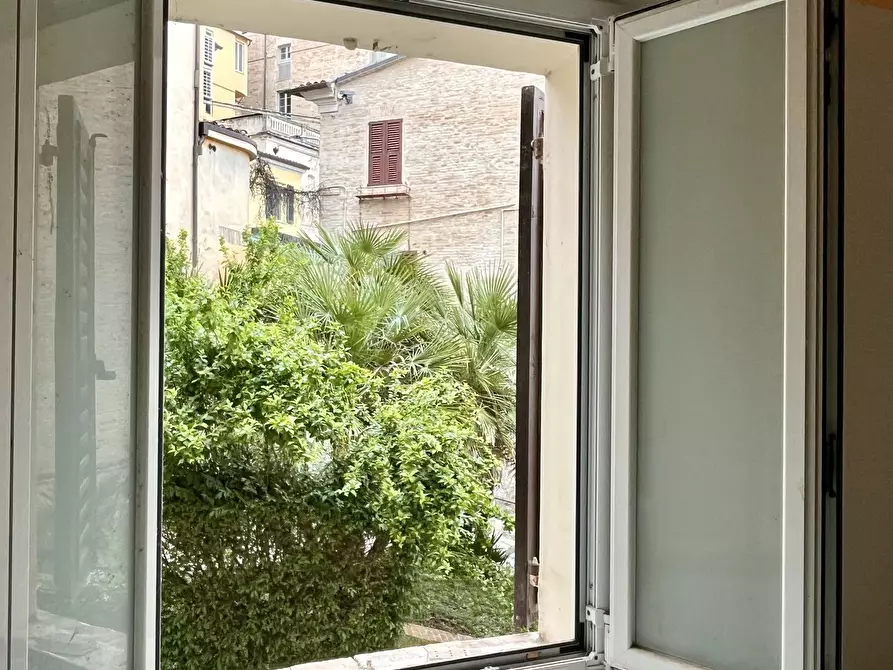 Immagine 3 di Locale commerciale in vendita  a Jesi