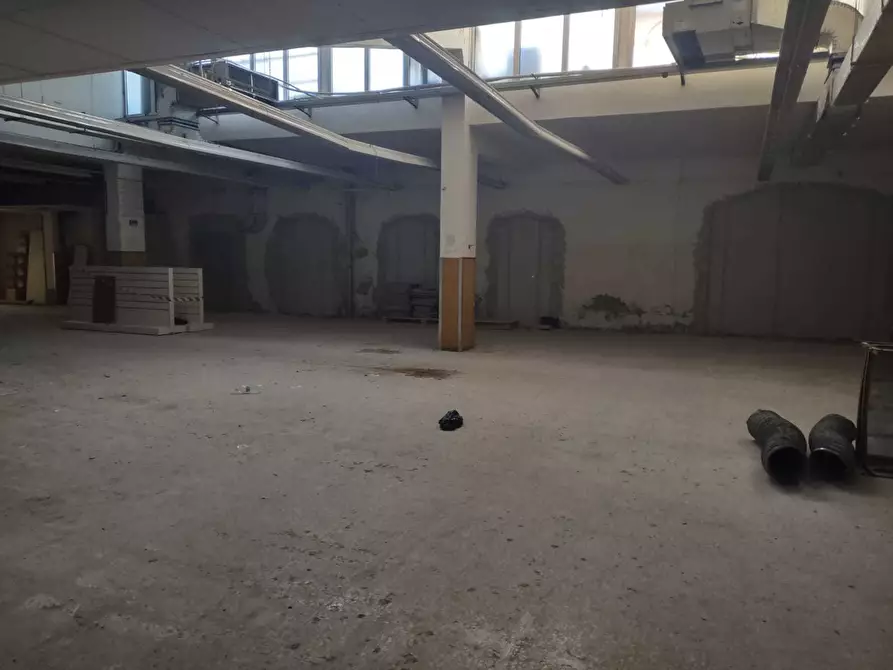 Immagine 20 di Magazzino in affitto  a Jesi