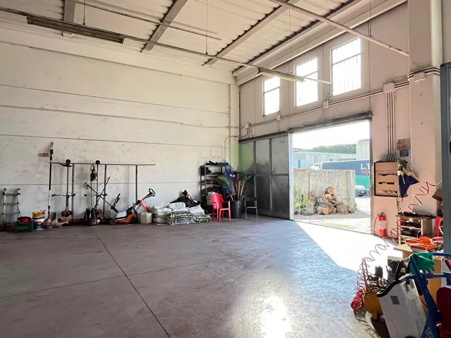 Immagine 1 di Capannone industriale in affitto  in Via Aurelia 76 a Collesalvetti