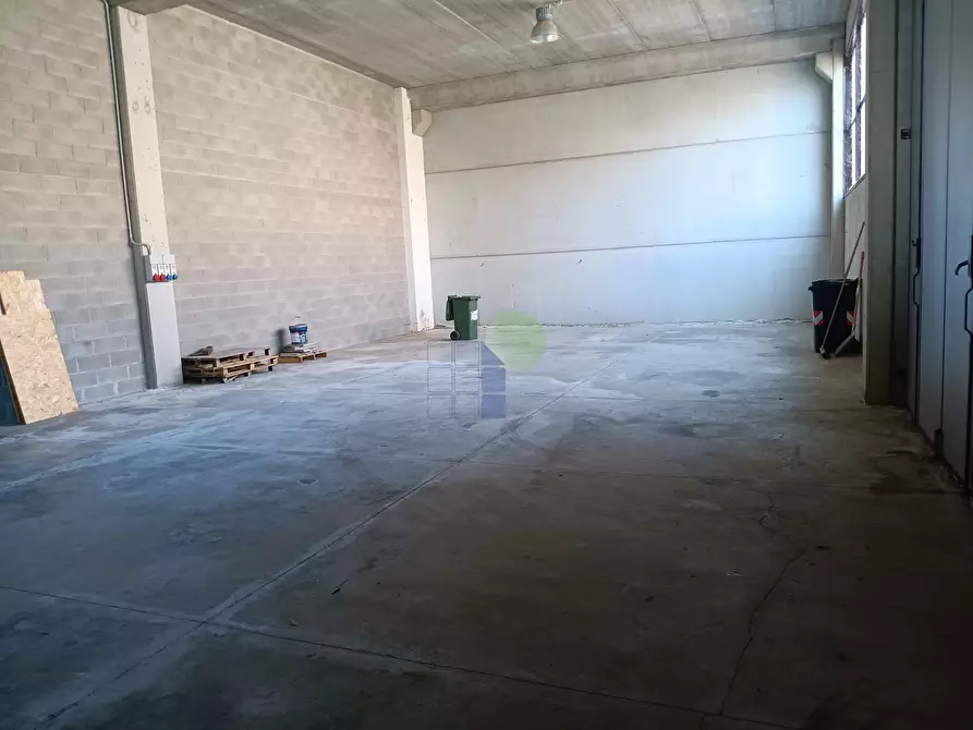 Immagine 2 di Attività artigianale in affitto  in Via Dell'Artigianato 43 a Livorno