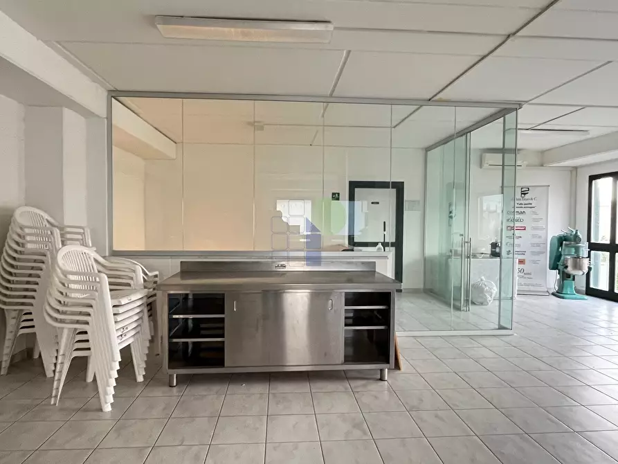Immagine 12 di Attività artigianale in affitto  in Via Provinciale Pisana 111 a Livorno