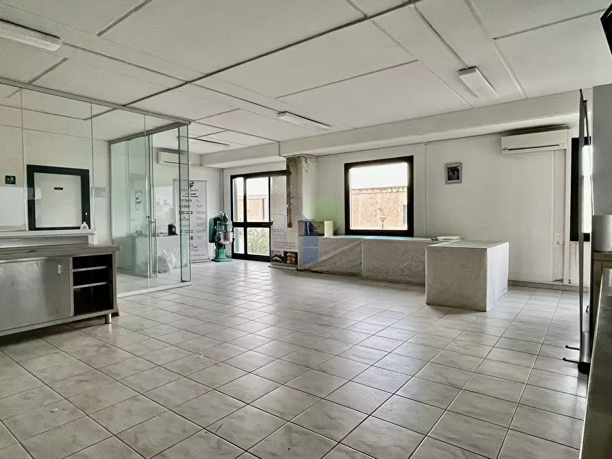 Immagine 11 di Attività artigianale in affitto  in Via Provinciale Pisana 111 a Livorno