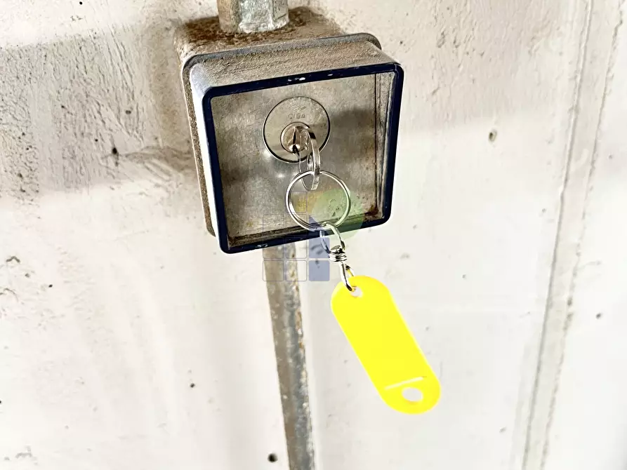 Immagine 2 di Garage in vendita  in Via delle Cateratte a Livorno