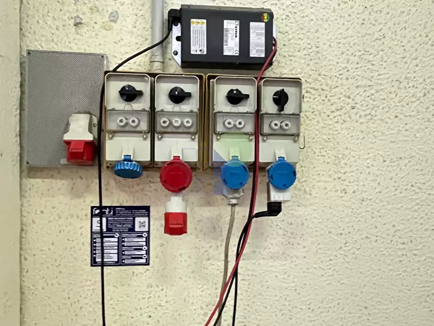 Immagine 31 di Attività artigianale in affitto  in Via Provinciale Pisana 111 a Livorno