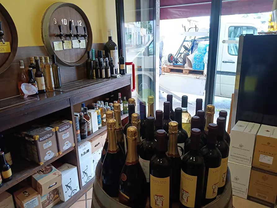 Immagine 7 di Attività commerciale in vendita  in Via Mondolfi a Livorno
