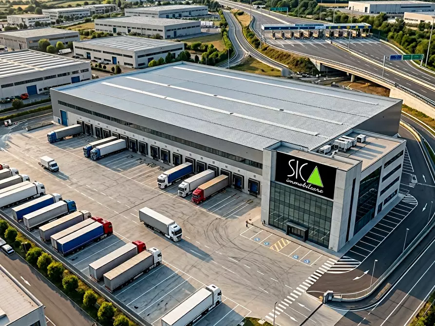 Immagine 4 di Capannone industriale in vendita  a La Spezia