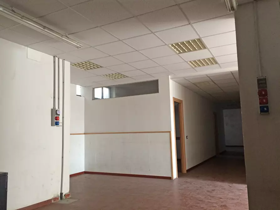 Immagine 4 di Laboratorio in vendita  in Via Grazia Deledda a Scandicci