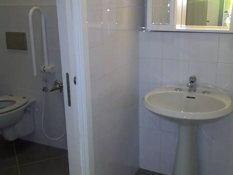 Immagine 4 di Locale commerciale in vendita  in Via Petroni 1/B a Bologna