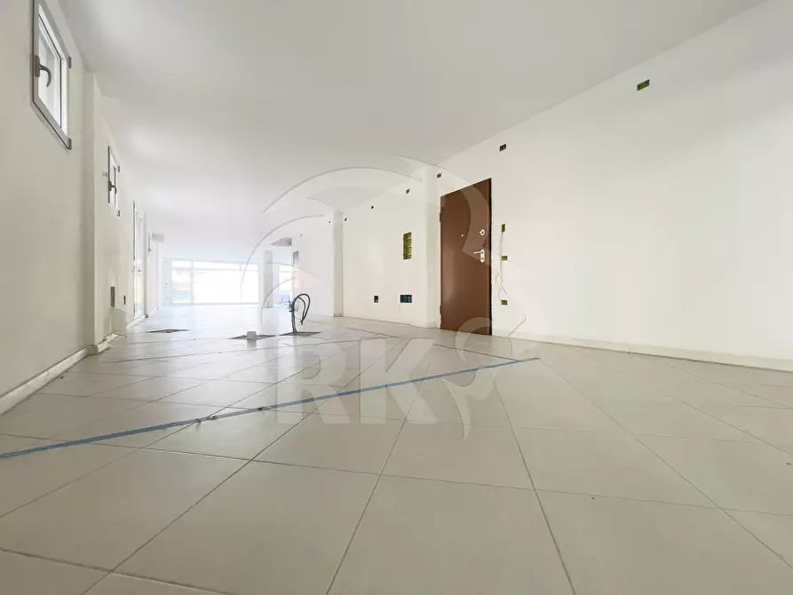 Immagine 13 di Locale commerciale in vendita  in Viale Cinque Martiri 12 a Mirandola