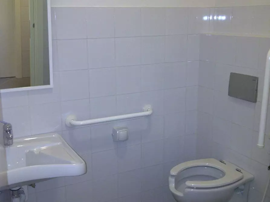 Immagine 3 di Locale commerciale in vendita  in Via Petroni 1/B a Bologna