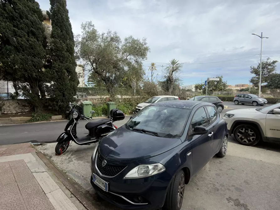 Immagine 2 di Locale commerciale in vendita  in VIALE SCALA GRECA 79 a Siracusa