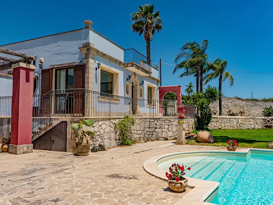 Immagine 12 di Villa in vendita  in Via Agamennone 2 a Siracusa