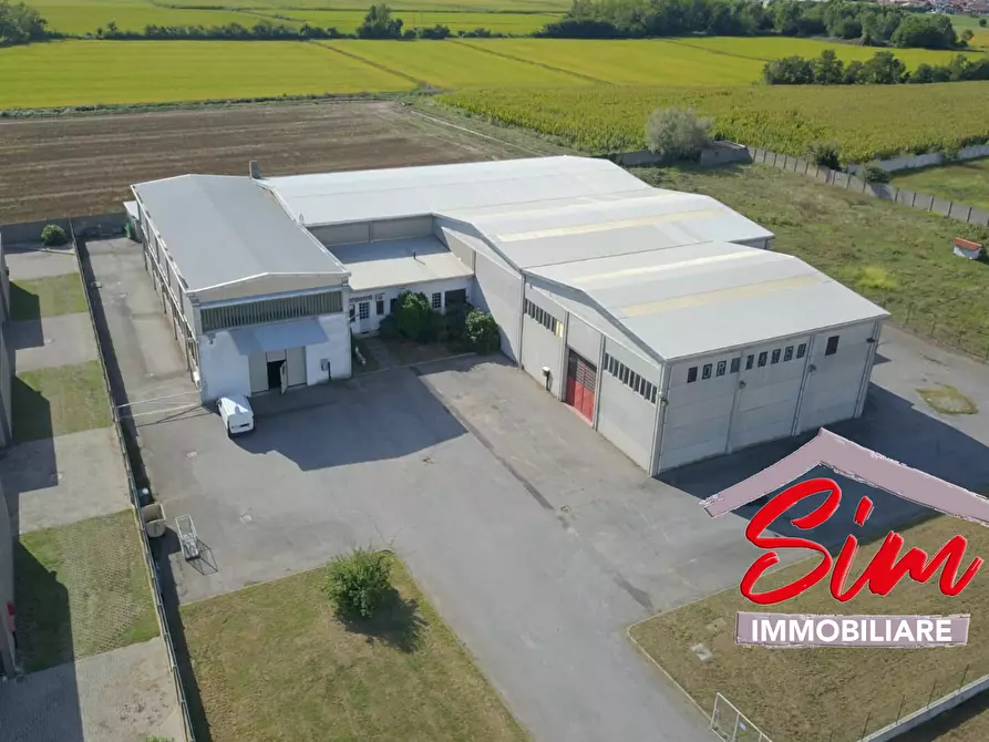 Immagine 18 di Locale commerciale in vendita  in Strada statale 229 del Lago d'Ortatrada provincial sn a Caltignaga