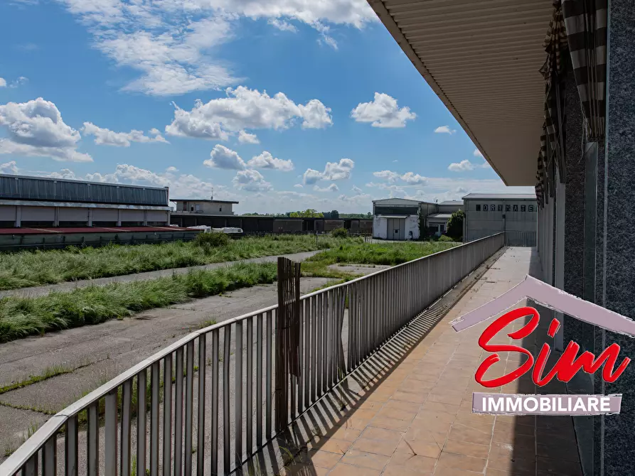 Immagine 4 di Locale commerciale in vendita  in Strada statale 229 del Lago d'Ortatrada provincial sn a Caltignaga