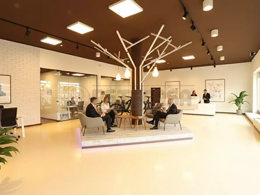 Immagine 17 di Locale commerciale in vendita  in viale della pace 169 a Vicenza