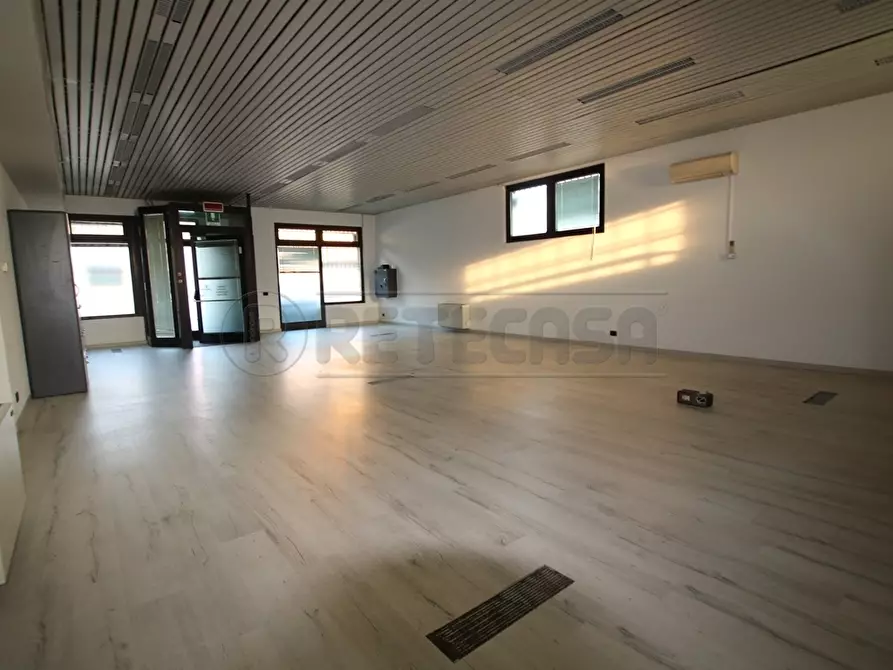 Immagine 21 di Locale commerciale in affitto  in Via Torri a Arcugnano