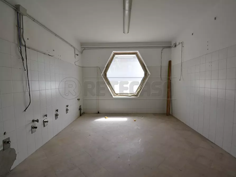 Immagine 13 di Locale commerciale in affitto  in Viale San Martino 216 a Messina