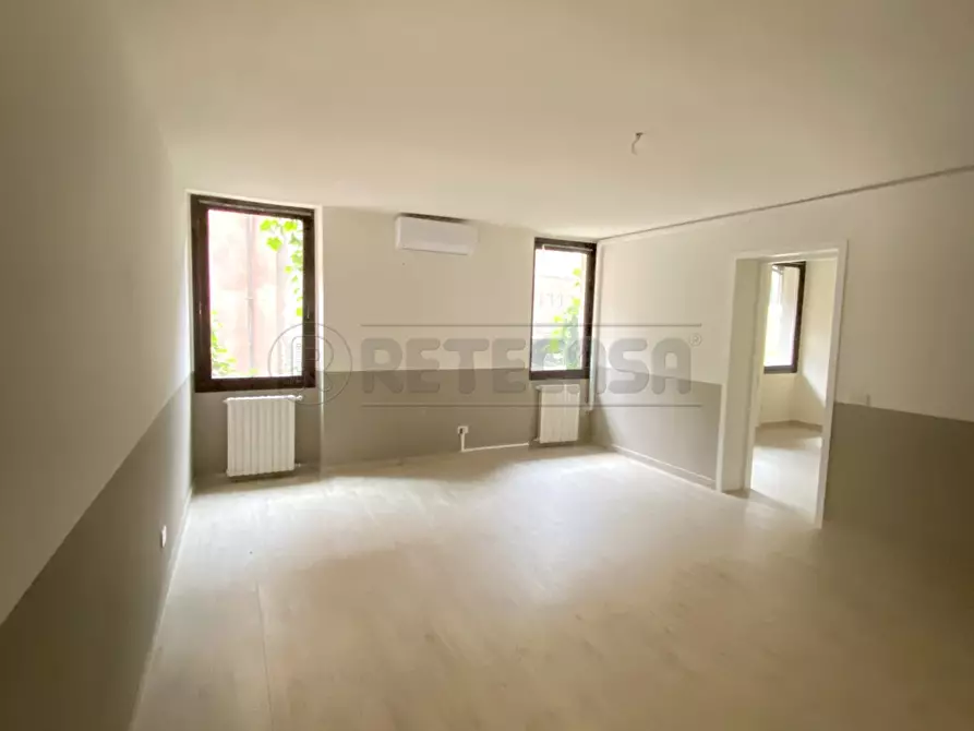 Immagine 4 di Locale commerciale in vendita  in Contrada Apolloni a Vicenza