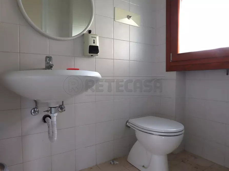 Immagine 23 di Locale commerciale in vendita  in Viale Verona 251 a Vicenza