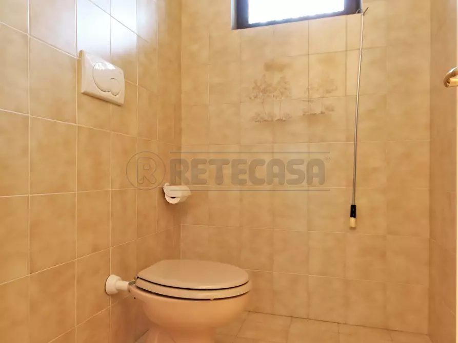 Immagine 18 di Locale commerciale in affitto  a Torri Di Quartesolo