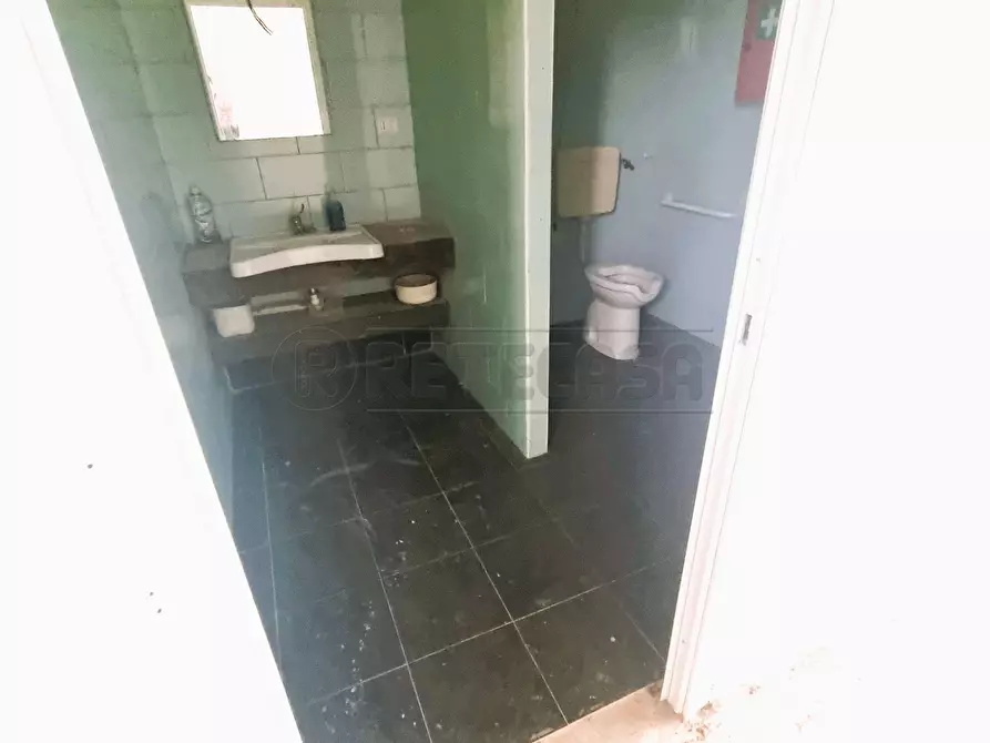 Immagine 10 di Locale commerciale in vendita  a Pescara