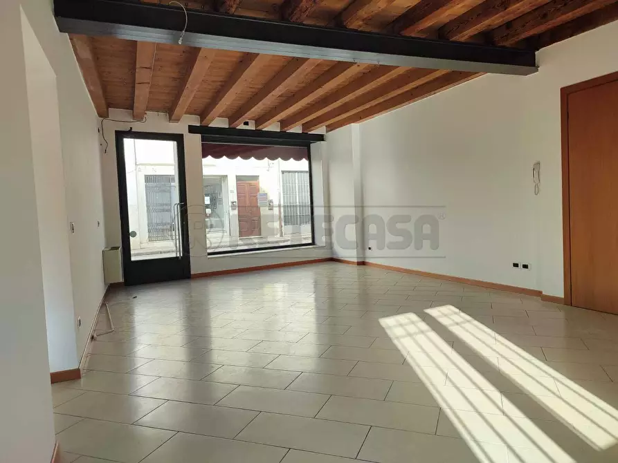 Immagine 3 di Locale commerciale in affitto  a Montebello Vicentino