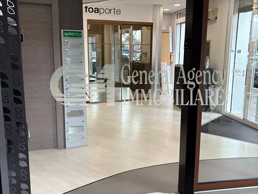Immagine 9 di Locale commerciale in affitto  in Via Albano 62 a Roma