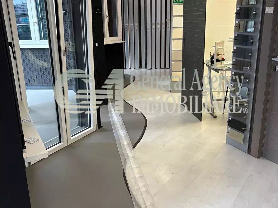 Immagine 14 di Locale commerciale in affitto  in Via Albano 62 a Roma