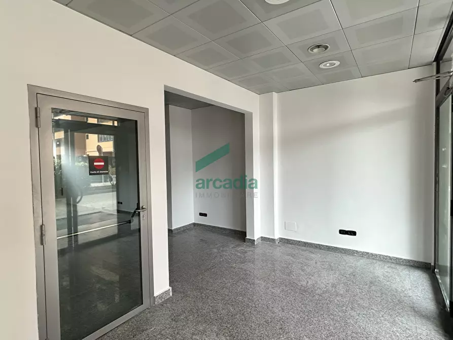 Immagine 20 di Locale commerciale in vendita  in Via Giovanni Amendola 205 a Bari