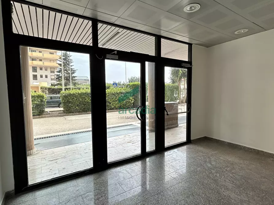 Immagine 19 di Locale commerciale in vendita  in Via Giovanni Amendola 205 a Bari