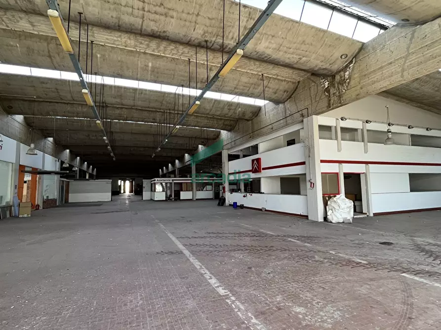 Immagine 8 di Attività artigianale in vendita  in Via Fratelli Philips 11 a Bari