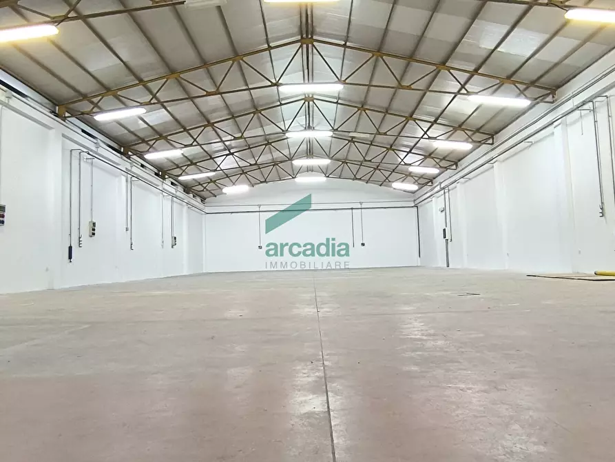 Immagine 1 di Attività artigianale in affitto  in S.S. 16 km 810,800 SN a Triggiano