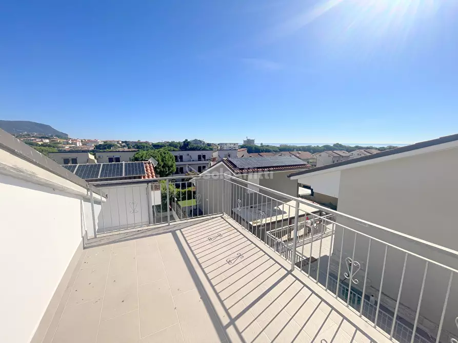 Immagine 13 di Trilocale in affitto  a Numana