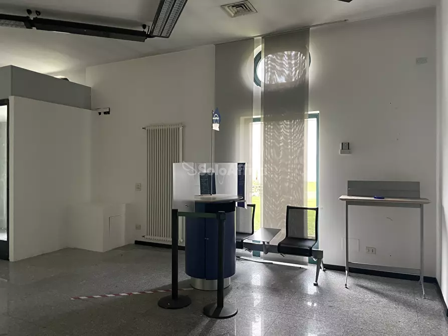 Immagine 33 di Locale commerciale in affitto  in Piazza Baracca 18 a Buscate