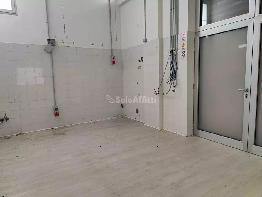 Immagine 3 di Attività commerciale in affitto  in Via Ignazio Lodato 88-10 a Eboli