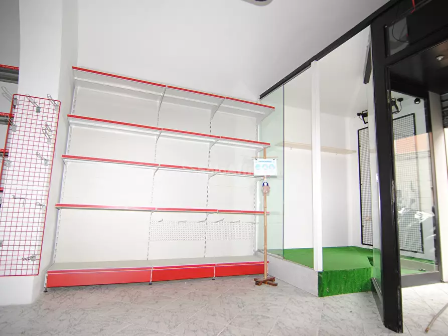 Immagine 5 di Locale commerciale in affitto  a Livorno